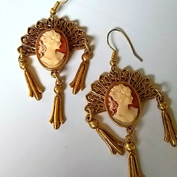 Jewelry - Classic gold tone cameo fan earrings